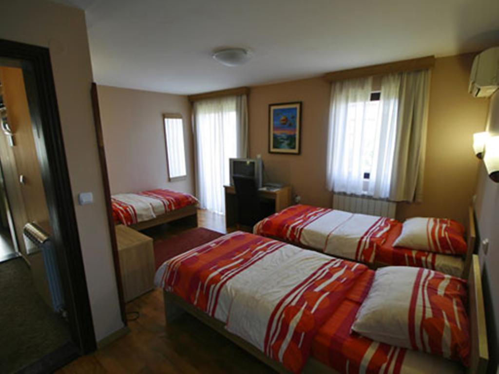 Hotel Ambiente Podgorica Zimmer foto